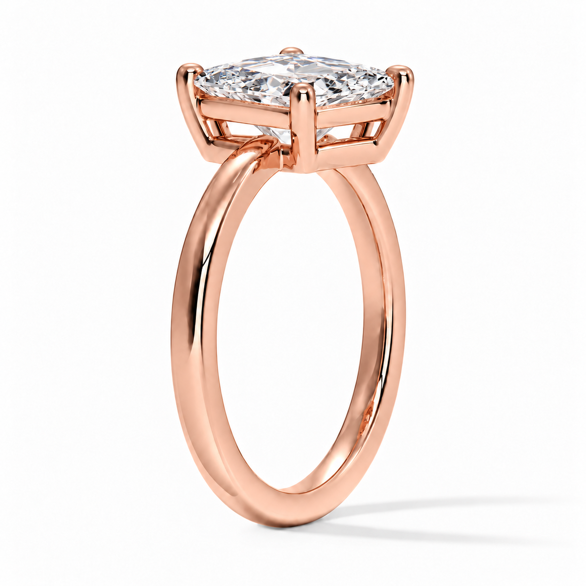 Seitenansicht: Princess-Cut Verlobungsring aus Roségold mit Labordiamant und flacher Fassung
