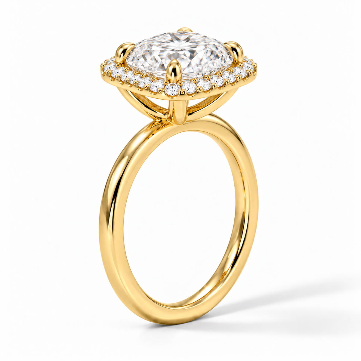 Seitenansicht: Cushion Halo-Verlobungsring aus Gelbgold mit Labordiamant