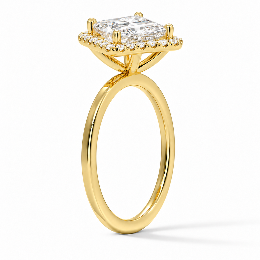 Seitenansicht: Princess-Cut Halo-Verlobungsring aus Gelbgold mit Labordiamant